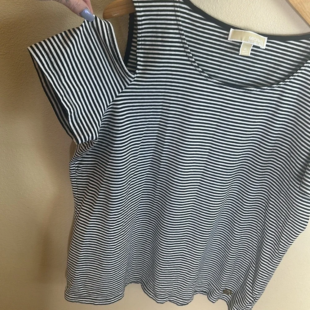 Michael Kors Cold Shoulder Short Sleeved Top Size XL Black White Striped - Picture 3 of 9